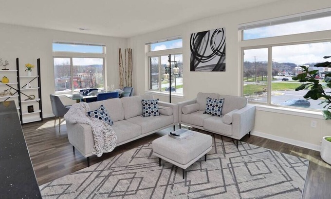 Fairfax Apartment | Luxurious 2 Bedroom in Fairfax Free Parking