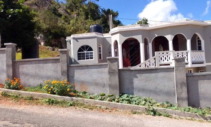 Spalding House | Luxurious 2 Bedroom w/separate, Entrance, Living Rooms, Patio and Kitchen