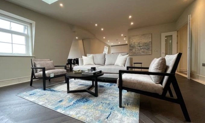 Chigwell Apartment | Luxurious 2 BR, 2 BA Apt, Desirable Chigwell
