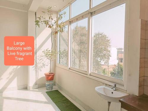 Sarnath Apartment | Luxurious 2BHK AC studio apt 20 minutes from Ghats