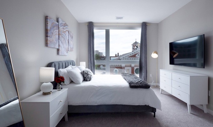 The Hill Apartment | Luxurious 2BR - 2Bath W/ Gym | Downtown at Yale