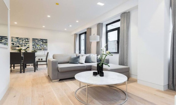 London City Centre Apartment | Luxurious 3 Bedroom in Trafalgar Sq