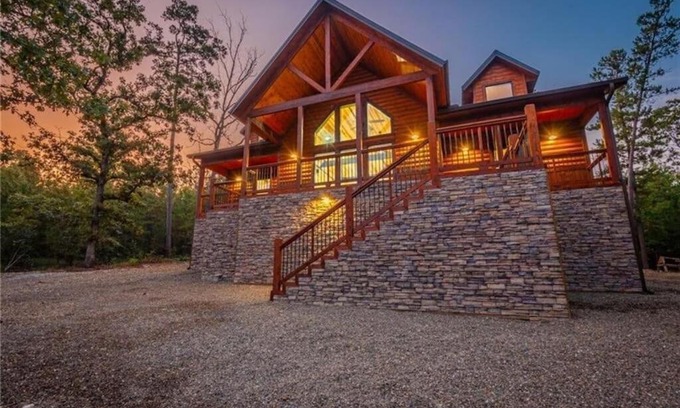 Hochatown House | Luxurious 3 Bedroom / 3 EnSuite Baths w/Complete Privacy. Close to Everything.