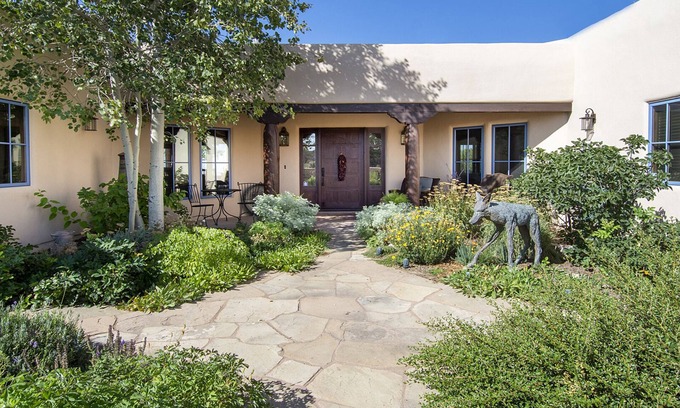 Santa Fe House | Luxurious 3 Bedroom-3 Bath~ Majestic views~ outdoor Hot tub~10 minutes to Plaza