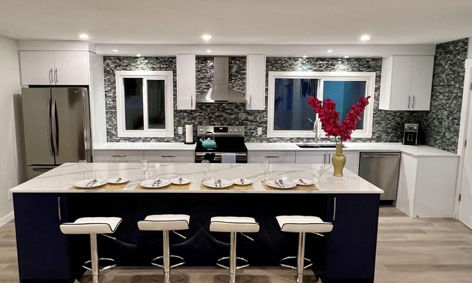 Highland Park House | LUXURIOUS 3 BR Home in CENTRAL Calgary b/W AIRPORT & Downtown