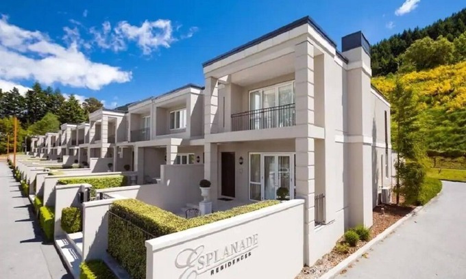 Queenstown Villa | Luxurious 3BD/2BR villa with lake views, designer interiors, flat walk-to-town!