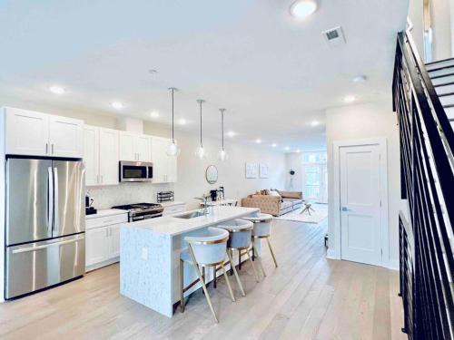 Trinidad House | Luxurious 3BDR Penthouse with Private Rooftop Capitol and Monument Views Near Popular H Street Corridor Free Parking and Cancellation