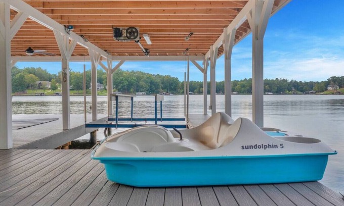 Eatonton House | Luxurious 3br Lake House + Dock