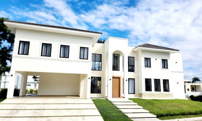 Montellano Villa | Luxurious 4-bedroom Villa with pool, BBQ, Billiards, yoga room/massage table