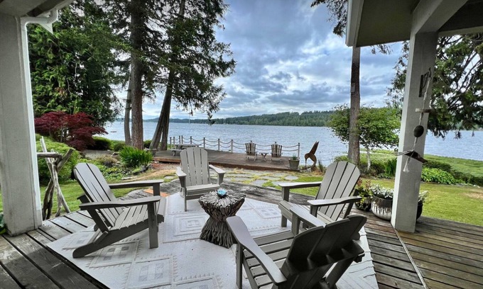 Belfair House | Luxurious 4-bedroom beachfront home with AC, gym and sport court in Belfair