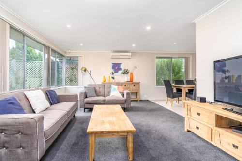 Chifley House | Luxurious 4 Bedroom Home in Chifley - Hosted by Canstay