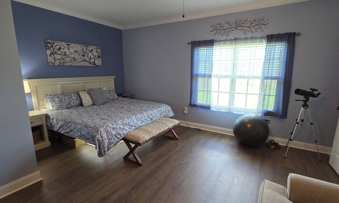 Hinesville House | Luxurious 4 bedroom home with huge Master ensuite - pet friendly!