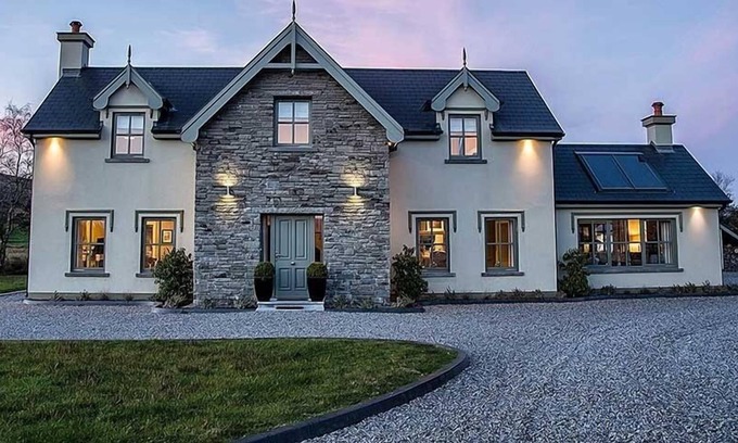 Kenmare House | Luxurious 4 bedroomed holiday home in a quiet area