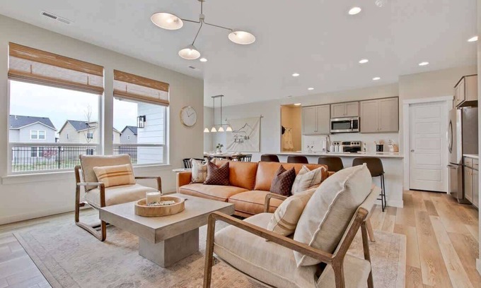 Meridian House | Luxurious 4-BR Bungalow with Office - Park Setting
