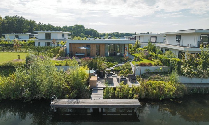 Zeewolde House | Luxurious 4-person ground floor villa with electrically heated jacuzzi, bath, lounge set on the water and two bicycles. Located at Villa Resort Harderwold, near Harderwijk and the Veluwemeer!