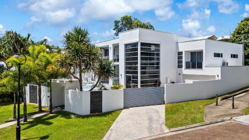 Alexandra Headland House | Luxurious 5 bedroom home 500m to Alexandra Headland beach