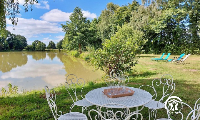 Aron Cottage | Luxurious 5-Bed Home, Private Lake, Games, Near Historic Sites