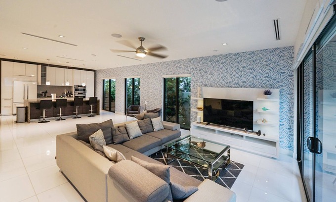 Downtown Fort Lauderdale House | Luxurious 5-bedroom townhome in Las Olas walk to restaurants bars 5 min to Beach