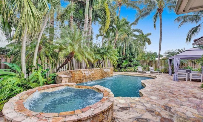 Coral Ridge House | Luxurious 5BR Home, Heated Pool/SPA, 5 min to beach
