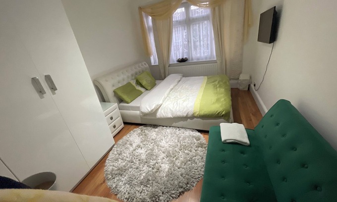 Newbury House | Luxurious 6-Bed Entire House in London ilford