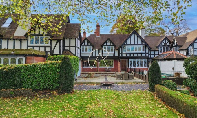Bray on Thames House | Luxurious 6-Bed Family Home in Bray | Private Pool