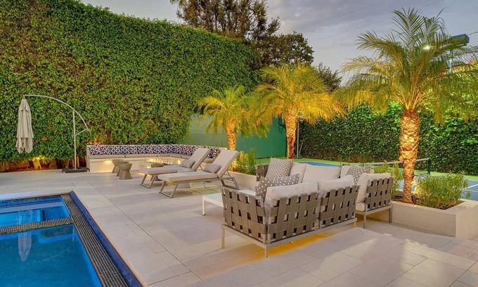 The Flats Villa | Luxurious 6-bedroom villa in charming Beverly Hills with WiFi, AC, fitness room
