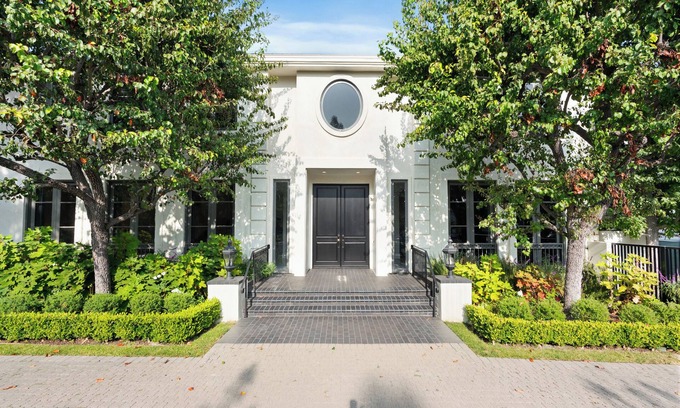 The Flats Villa | Luxurious 6 Bedroom villa in phenomenal Beverly Hills Flats.