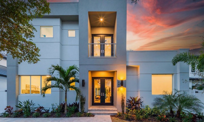 Arlington Park House | Luxurious 6BR Sarasota Retreat w/Pool, Rooftop & Guest House