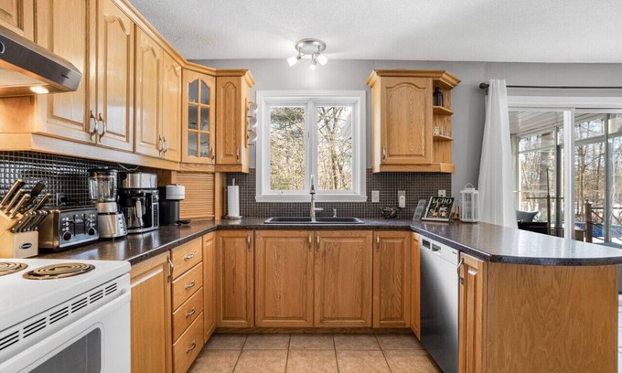 Hawkesbury House | Luxurious 8-Bedroom Retreat with Golf Course Views
