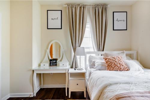 Northeast House | Luxurious and Cheerful Room in Washington DC