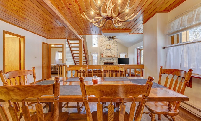 Pocono Lake House | Luxurious and Cozy 4-Bedroom Chalet in Arrowhead Lake!