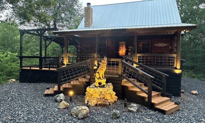 Board Camp Cabin | Luxurious and Rustic “Wolf Ridge Lodge” with Hot Tub - Sleeps 6 at Wolf Pen Gap