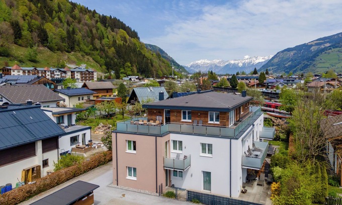 Schuttdorf Apartment | Luxurious and spacious apartment near AreitXpress