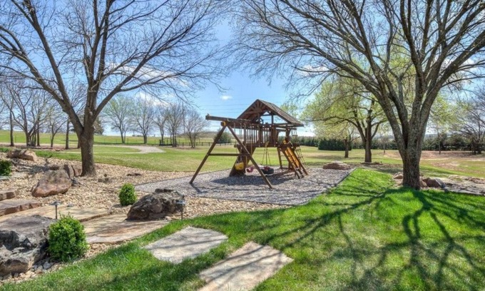 Wheatland House | Luxurious and Spacious Home along Rt 66 in Countryside of Arcadia, OK