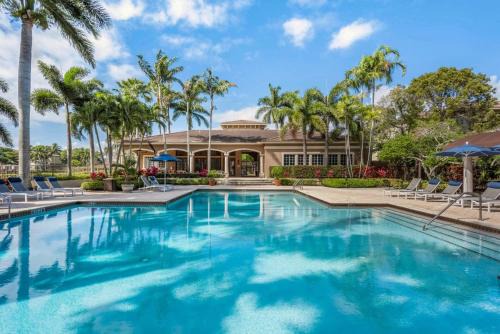 Boynton Beach Apartment | Luxurious Apartments with Pool and Gym at Boynton Beach