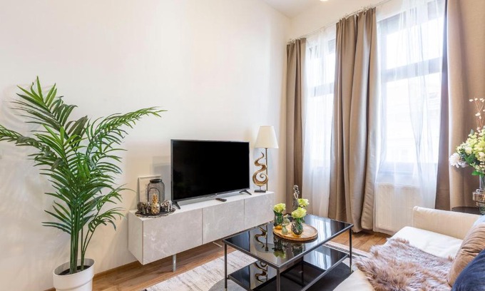 Erzsebetvaros Apartment | Luxurious Art Deco Apartment in the King Street