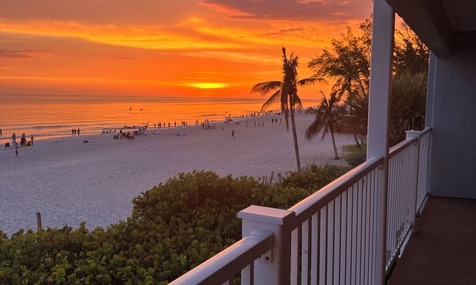 Holmes Beach Condo | Luxurious beachfront condo, gorgeous top-floor Gulf views, heated pool!