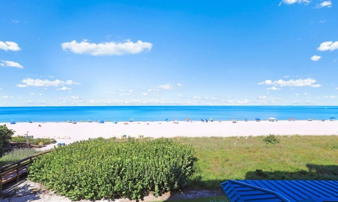 Marco Island Condo | Luxurious beachfront condo w/glorious ocean views