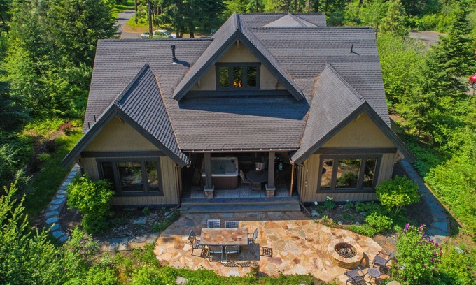 Cle Elum House | Luxurious Buttercup Manor in Suncadia! Game Room | Hot Tub | Pet Friendly