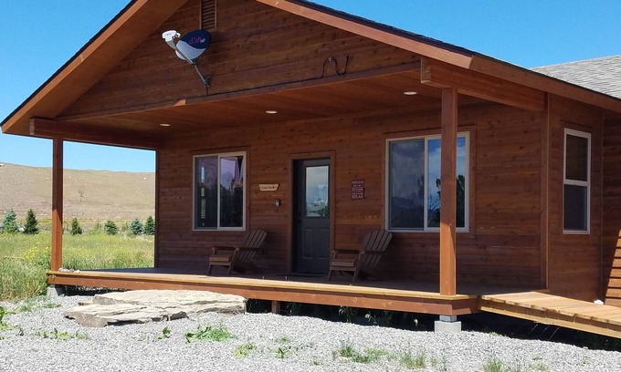 Emigrant Cabin | Luxurious cabin on the Yellowstone River with Pond, Five Miles from Chico