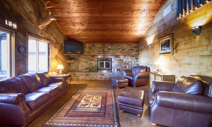 Windyville Cabin | Luxurious Cabin with private Niangua River access & view