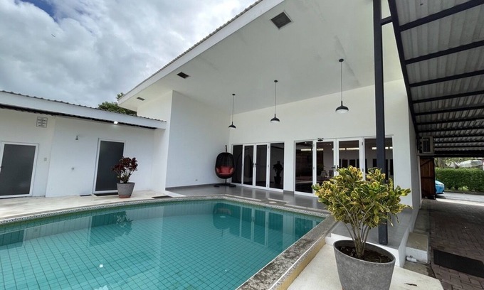 Barrio Ricos y Famosos Villa | Luxurious Casa Terry with Private Pool
