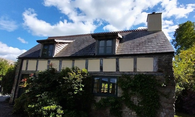Kinnerton Cottage | Luxurious Cottage with Lovely Views in Rural Location