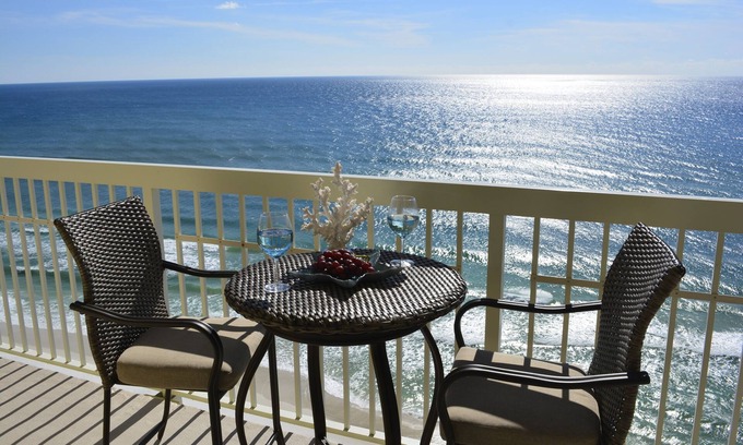 Miramar Beach Condo | Luxurious Condo 3 King Beds Sleeps up to 8 + Free Beach Service + Beach Front!