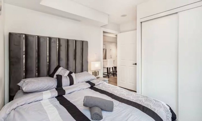 Downtown Mississauga Apartment | Luxurious Condo in Mississauga right IN front of Square One Mall