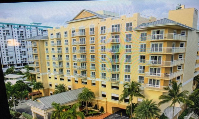 Pompano Beach Condo | Luxurious Condo located in Pompano Beach. The beach is your backyard .