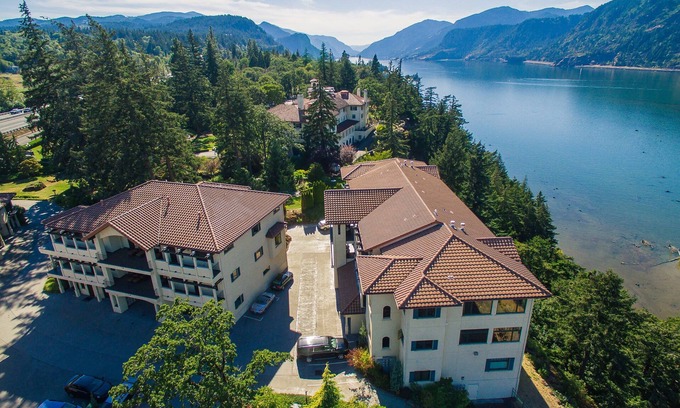 Hood River Condo | Luxurious Condominium 1 - 3 bedrooms available