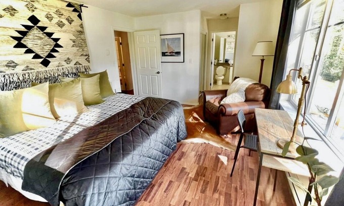Burnaby Cottage | Luxurious Cottage Getaway