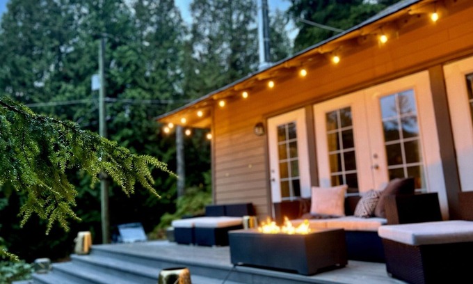 Port Moody Cottage | Luxurious Cottage w. Hot Tub & Ocean Views