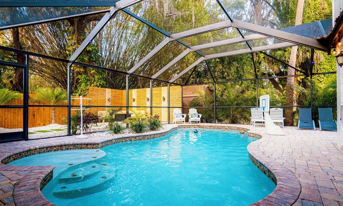Old Seminole Heights House | Luxurious & Cozy 6bed Gem ~ Heated Pool ~Fire Pit ~ Bar & Game Room ~ Downtown